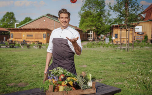 Vom Gut Wulksfelde frisch in die Küche: Matthias Gförer weiß, wie Genuss mit gutem Gewissen geht / © Sven Schomburg