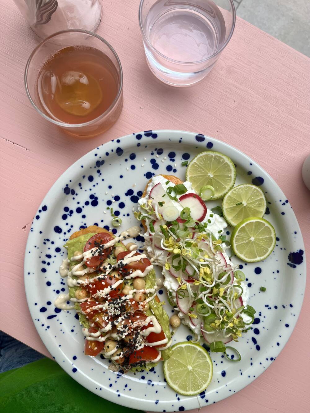 Von der Karte: Sweet Potato Toast mit Hüttenkäse und Guacamole / ©Alice von der Laden 