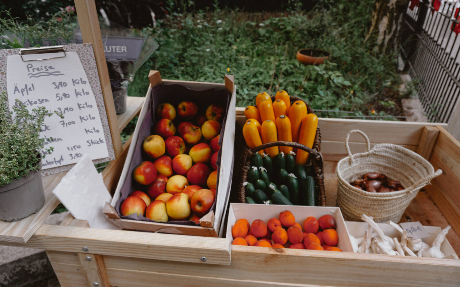 Auch frisches Obst und Gemüse wird von Inhaberin Kathrin Eutert angeboten / ©La Belle France