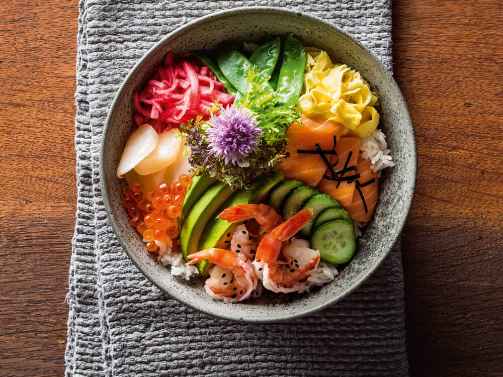 Chirashi-Sushi – diese Reisbowl bringt Farbe auf den Tisch / ©Andrea Thode/Hölker Verlag