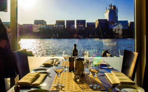 Das Restaurant Fischclub  Blankenese lockt mit herrlichem Ausblick auf die Elbe / ©Fischclub Blankenese