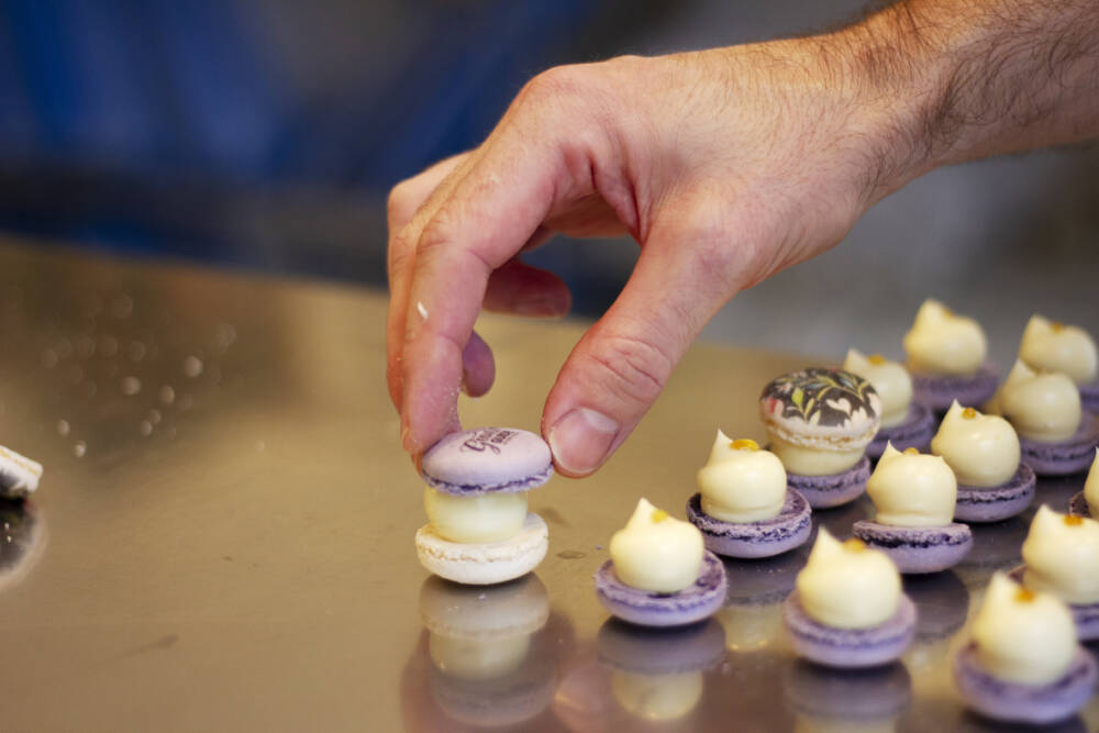 Deckel drauf, fast fertig: 24 Stunden müssen die Macarons ruhen, ehe sie verzehrt werden / ©Johanna Zobel