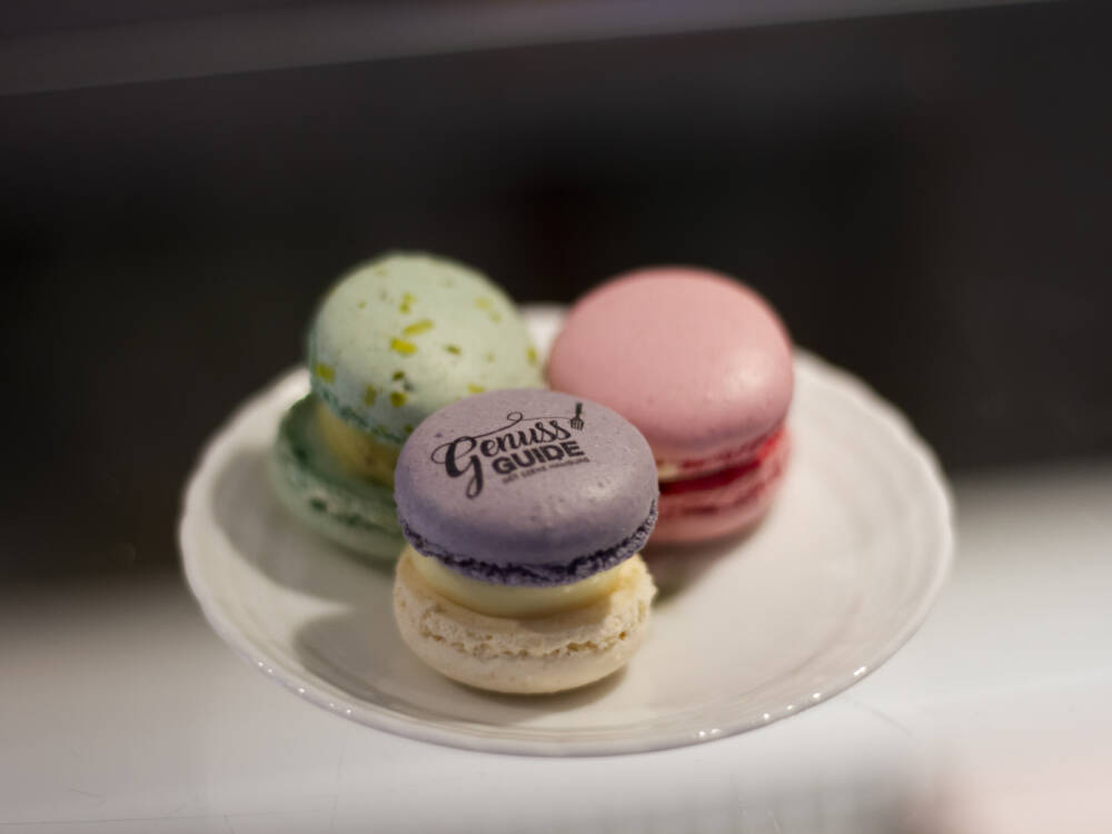 Die Macarons bedruckt Jö Makrönchen auch mit Sonderwünschen. Hier mit dem Genuss-Guide-Logo / ©Johanna Zobel