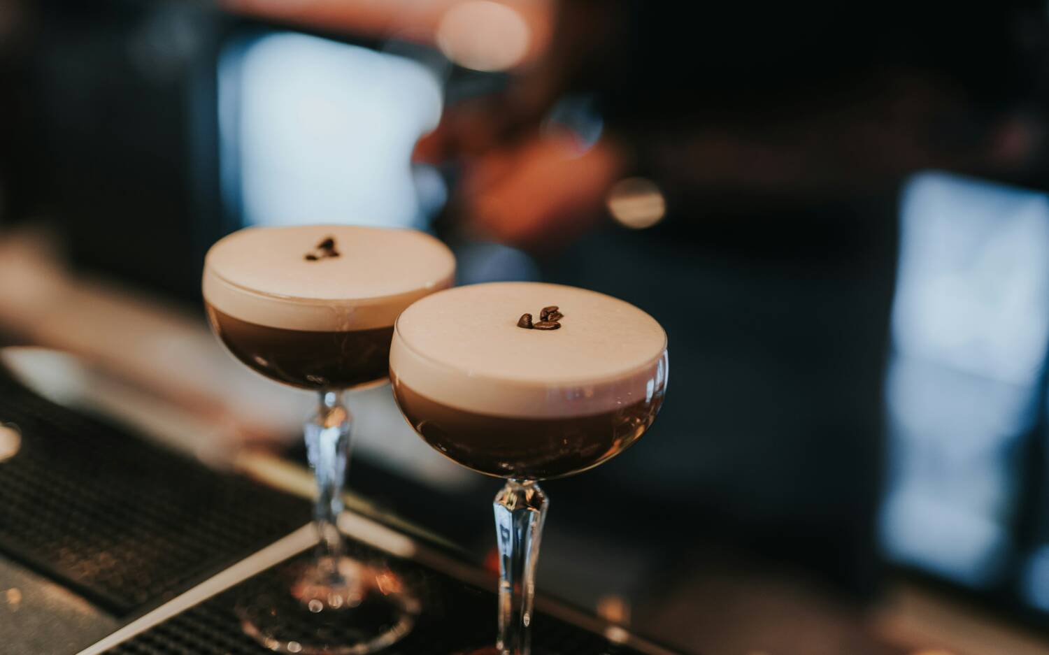 Good vibes kommen auch gerne mal in Form eines Espresso Martini / ©Unsplash/Krists Luhaers