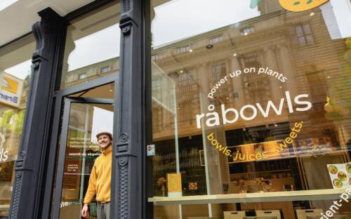 Hereinspaziert! Gründer Till Lagemann in der neuen Filiale am Rathaus / ©Råbowls