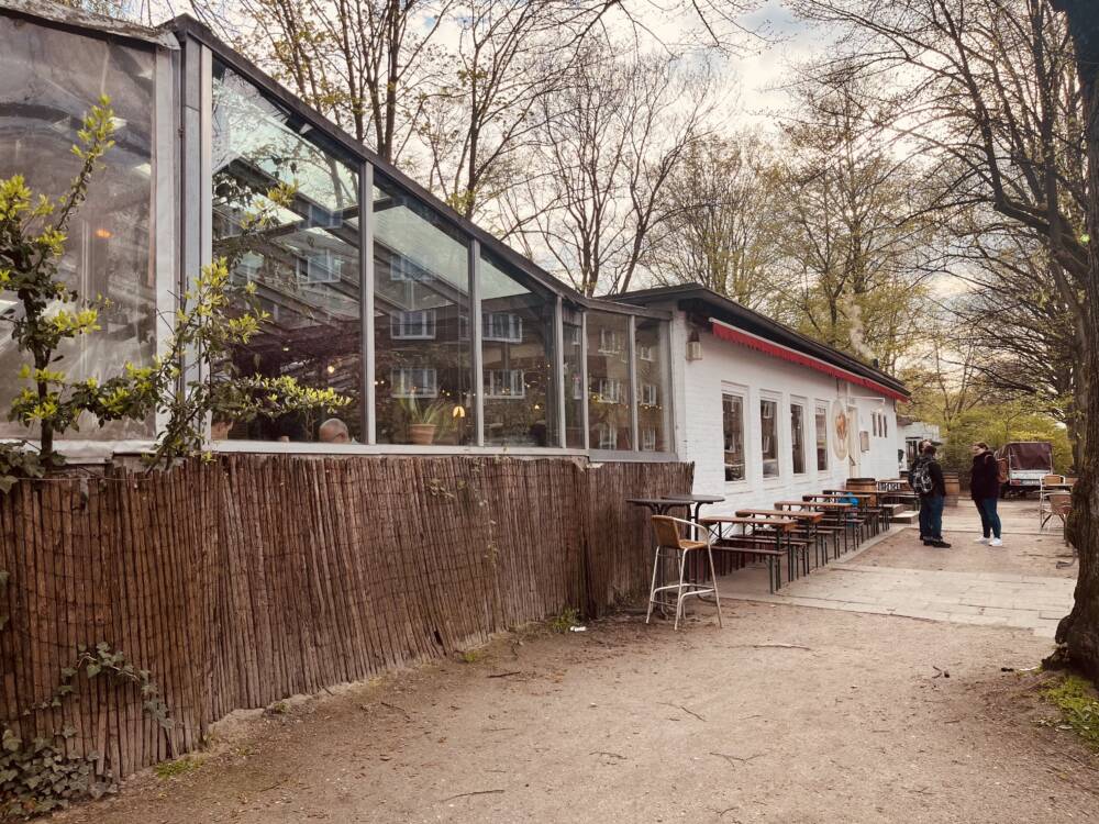 Im Altamira sitzt man entweder an Tischen vor dem Restaurant, in einem grünen Garten oder einem überdachten Wintergarten / ©Genuss-Guide