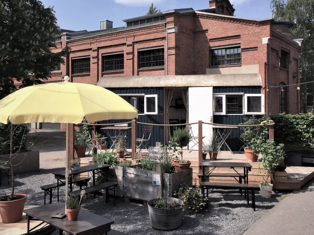 Im Sommer können Gäste des LüttLiv die Sonne in dem kleinen Biergarten genießen / ©LüttLiv