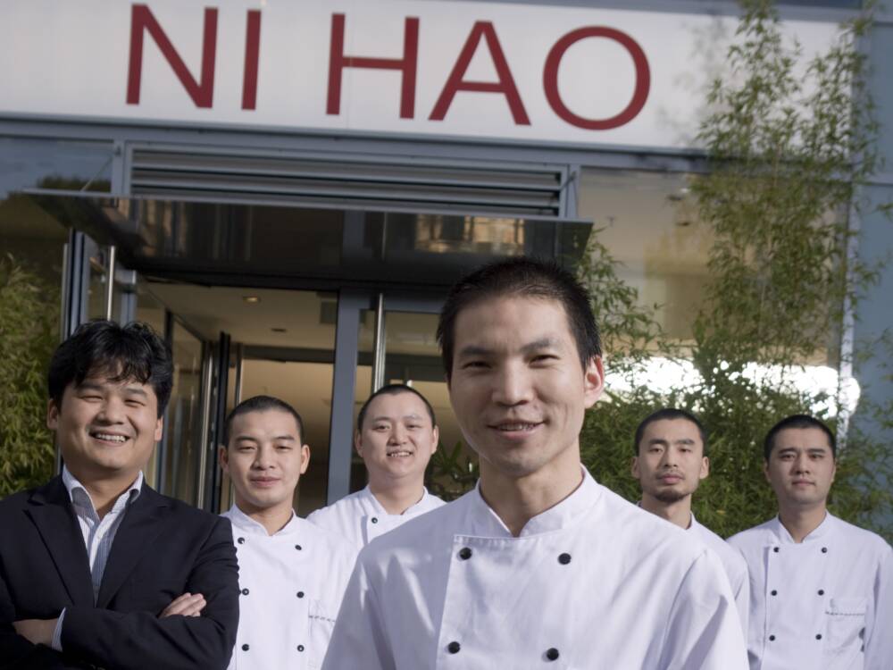 Julien Chen (l.) und sein Team begeistern seit 30 Jahren mit chinesischer Küche in Wandsbek / ©Stefan Malzkorn