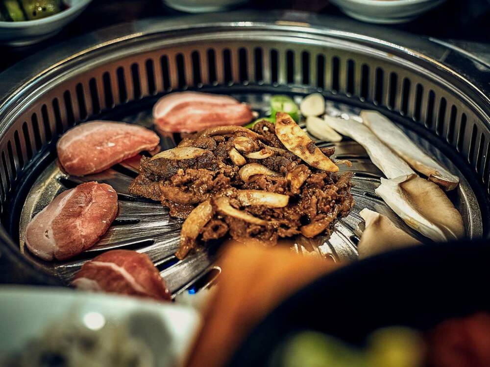 Korean BBQ gibt es auch in Hamburg: Das Essen wird dabei auf einem Tischgrill zubereitet / ©Marc Sill