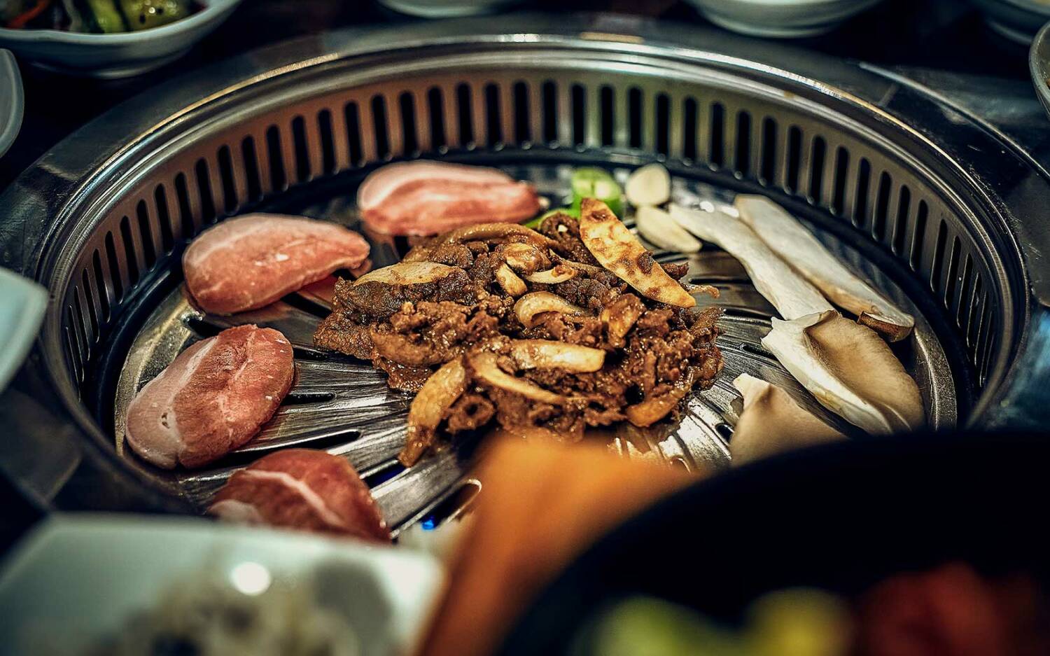 Korean BBQ gibt es auch in Hamburg: Das Essen wird dabei auf einem Tischgrill zubereitet / ©Marc Sill