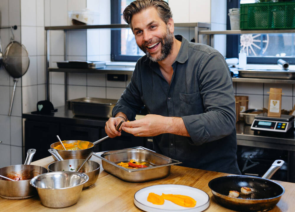 Küchenfreunde-Chef Hannes Schröder sorgt für die Vorspeise beim ChampionsDinner / ©Julia Schumacher