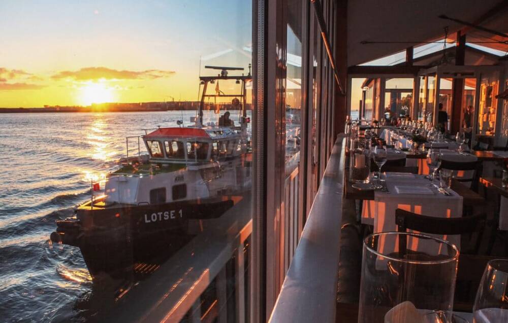 Maritimer Ausblick vom Anleger in Teufelsbrück: das Restaurant Engel / ©Engel