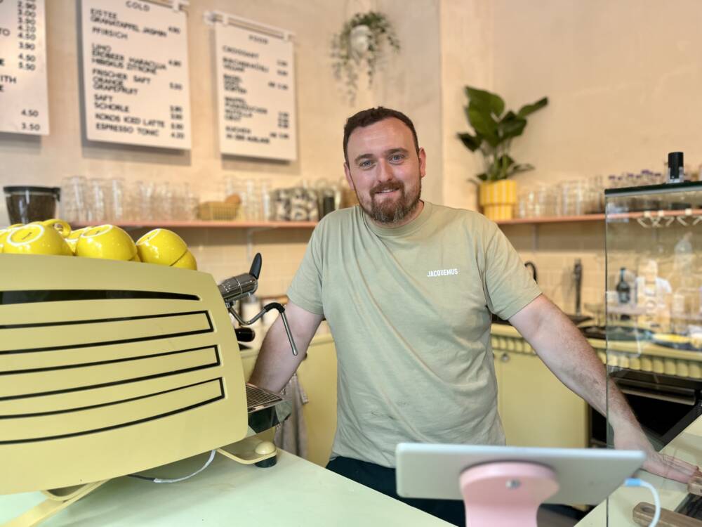 Miro Ilic hat nach einiger Verzögerung sein zweites Café in Altona eröffnet / ©Alice von der Laden