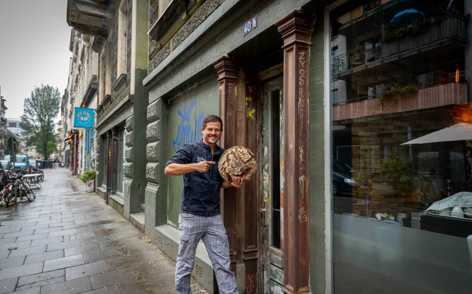 Tim Lessau hat im Karoviertel den Brotladen eröffnet / ©Braaker Mühle Brot- und Backwaren GmbH