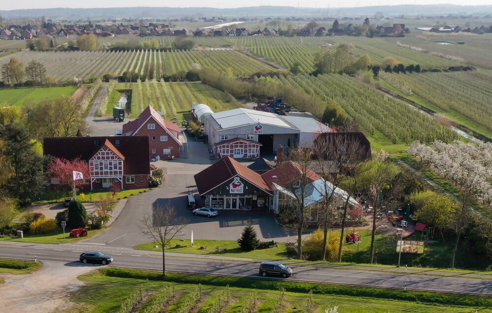 Weite Landschaft, alte Fachwerkhäuser und Obstplantagen prägen das Bild in Jork / ©Obsthof Matthies