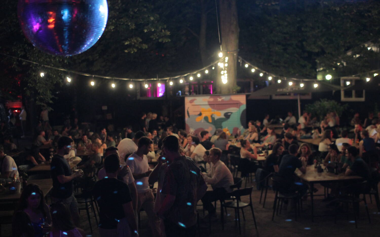 Zeit, sich durch die Welt zu probieren: Regelmäßig füllt sich der Biergarten im Schrødingers mit Thai und African Food / ©schrödingers