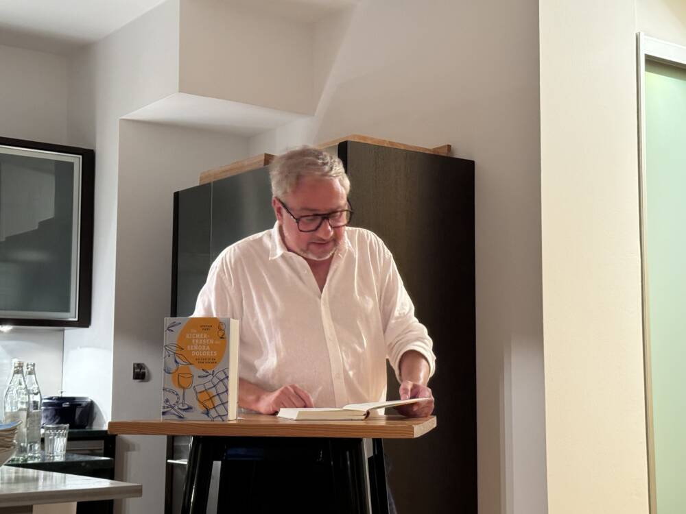 Bei einem Dinner las Stevan Paul ausgewählte Passagen aus seinem Buch / ©Johanna Zobel