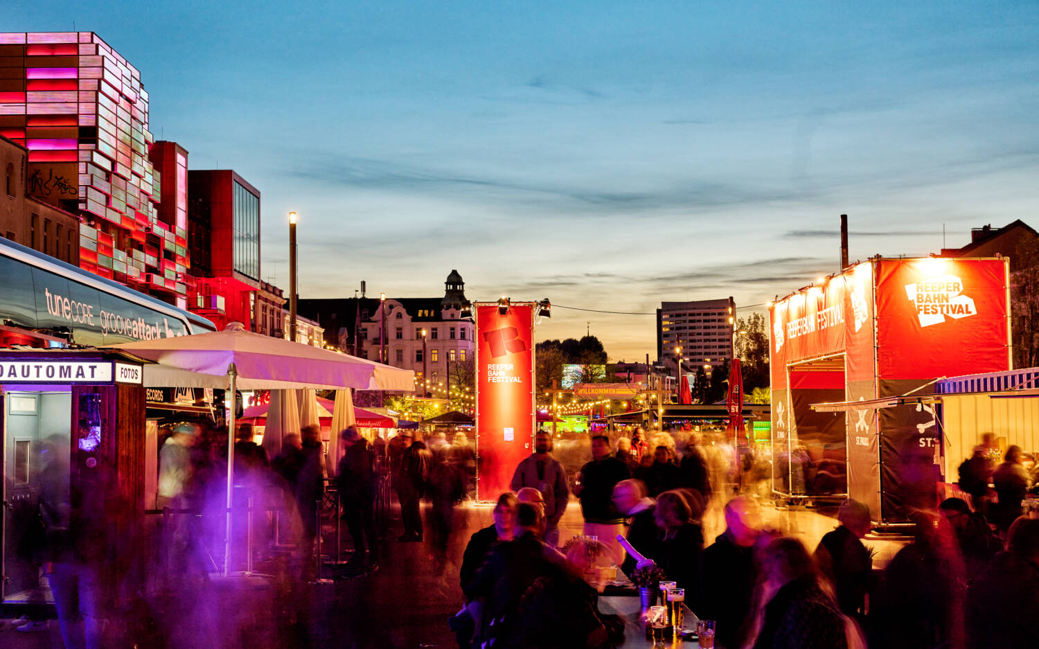 Beim Reeperbahnfestival verwandelt sich St. Pauli in ein pulsierendes Fest und zum Treffpunkt der internationalen Musikszene / © Florian Trykowski