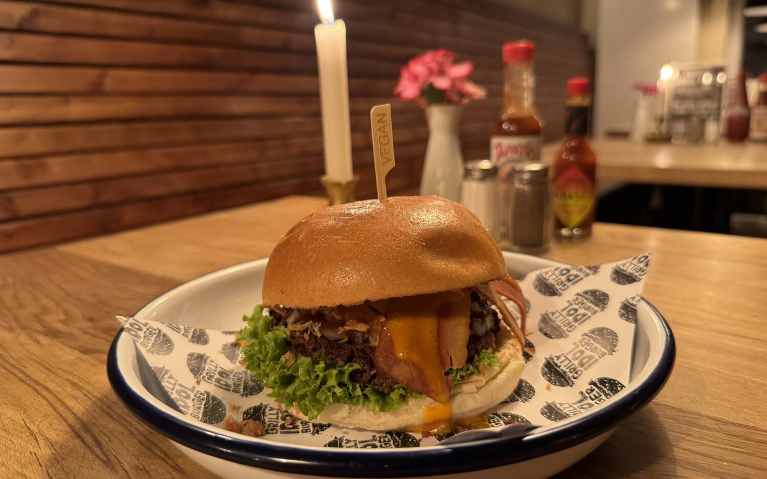 Die veganen Burger bei Grilly Idol auf St. Pauli überzeugen auf ganzer Linie / © Robin Veithöfer