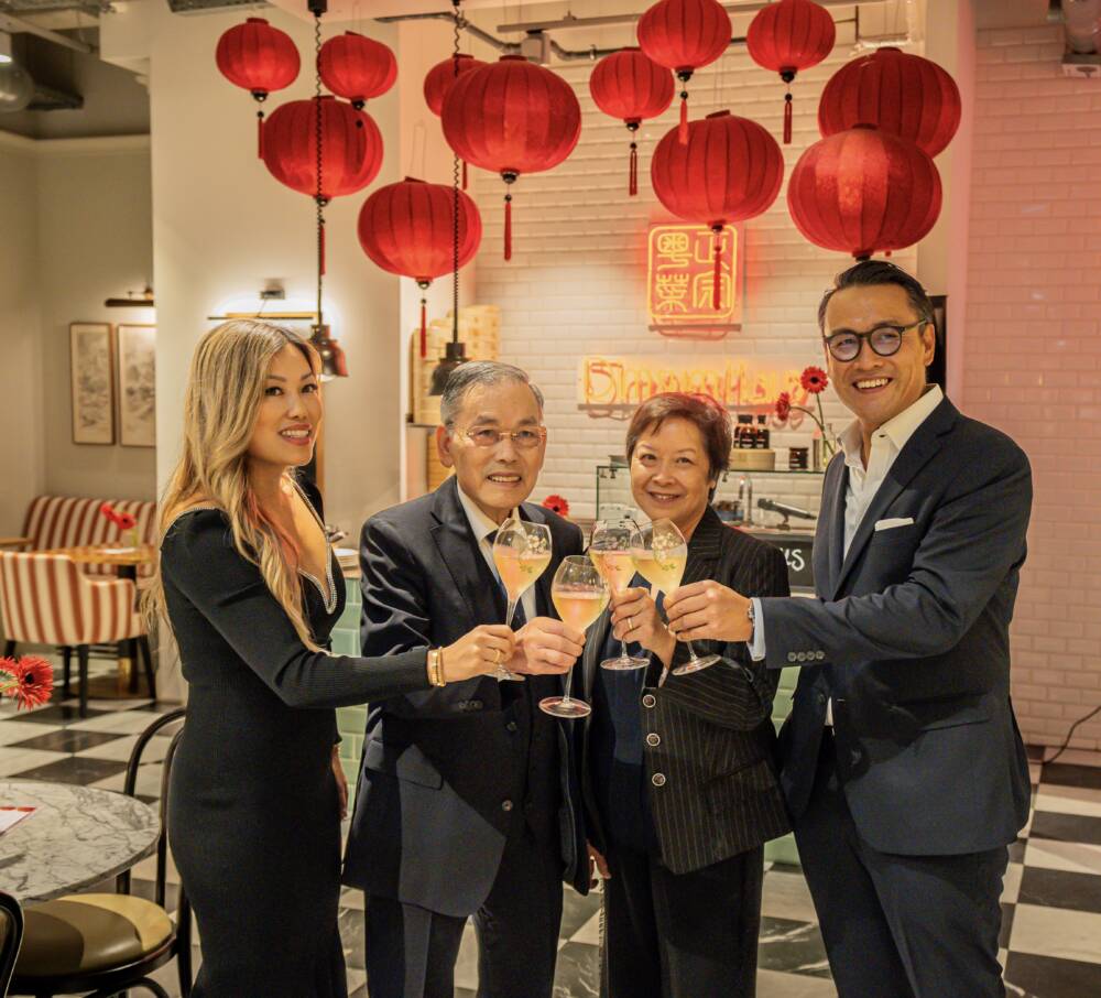 Familie Kwong (Mary-Ann, l., Jack und Diana Kwong, Dennis Kwong, r.) bei der 60-jährigen Jubiläumsfeier im UZWEI Deli / ©Yannick Christian Sinn 