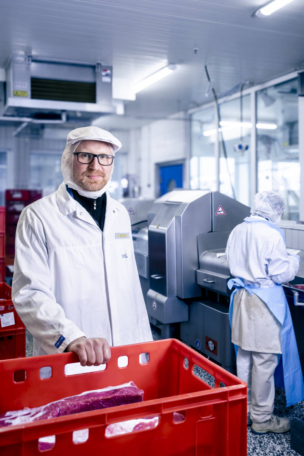 Für Tobias Drewes und sein Team gelten in der Fleischerei strenge Hygienevorschriften / ©Jérome Gerull