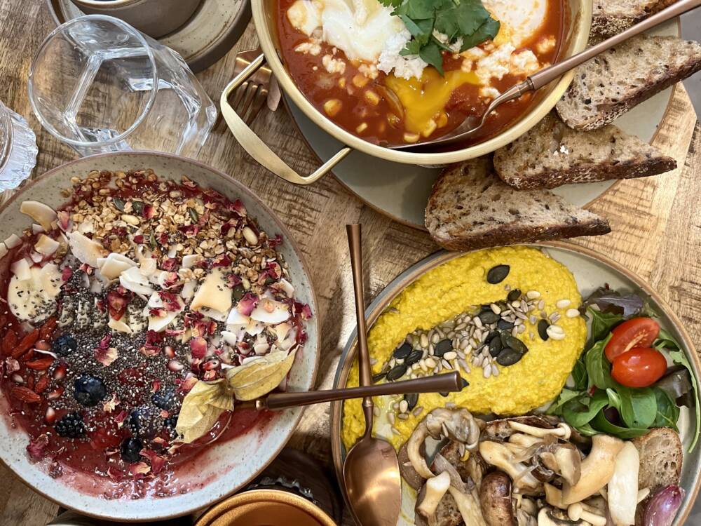 Gesunde Bowls, herzhaftes Shakshuka oder üppig belegte Stullen: Im Eleven:Eleven wird der Start in den Tag köstlich / ©Alice von der Laden 