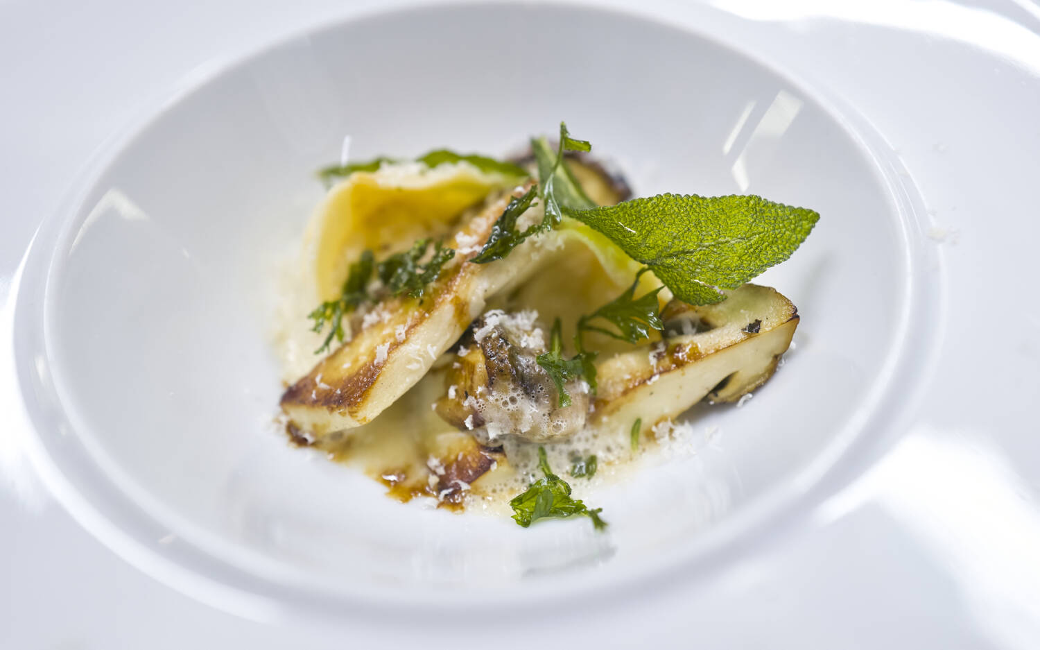 Handgemachte Parmesan Tortelli mit Steinpilzen und Nussbutter von Cornelia Poletto / © Marcus Brodt