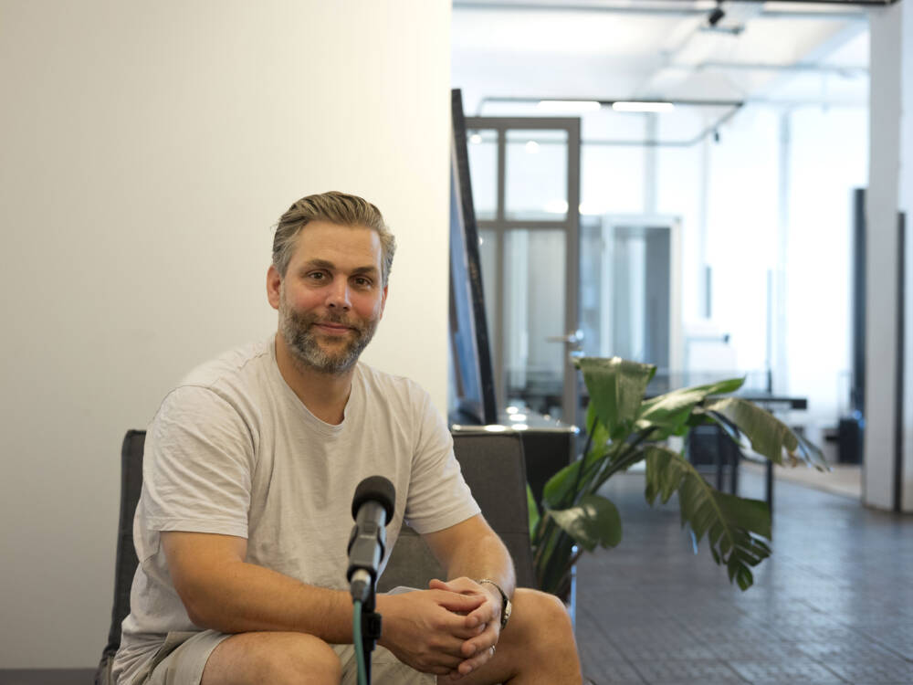 Küchenfreunde-Inhaber Hannes Schröder in seinem Büro in der Hegestraße / ©Johanna Zobel