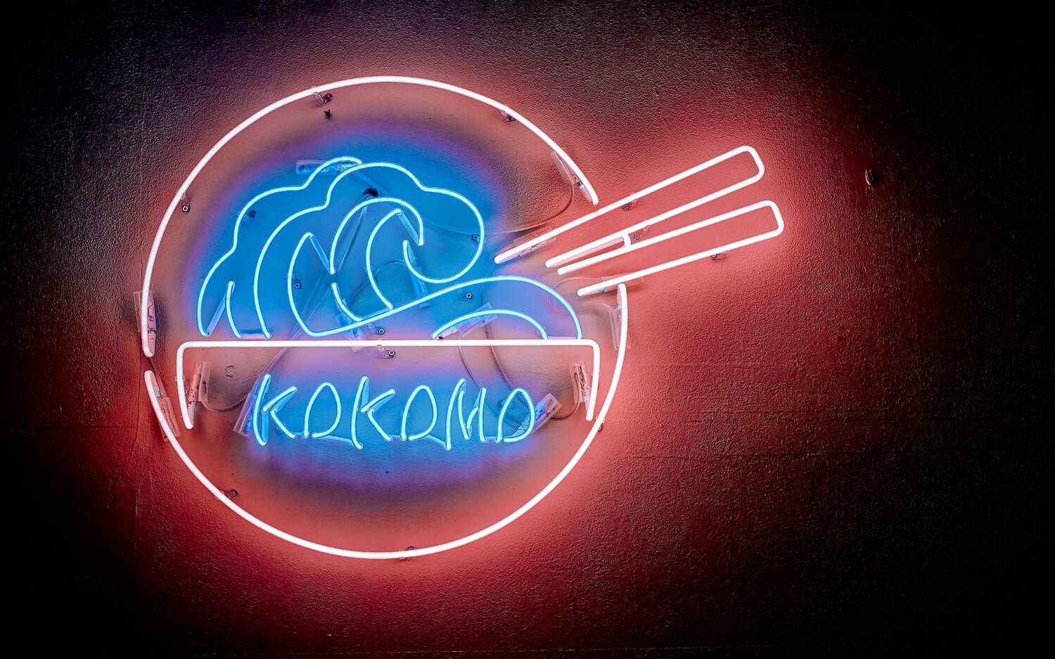 Leuchtlogo des Kokomo Noodle Club / ©Marc Sill