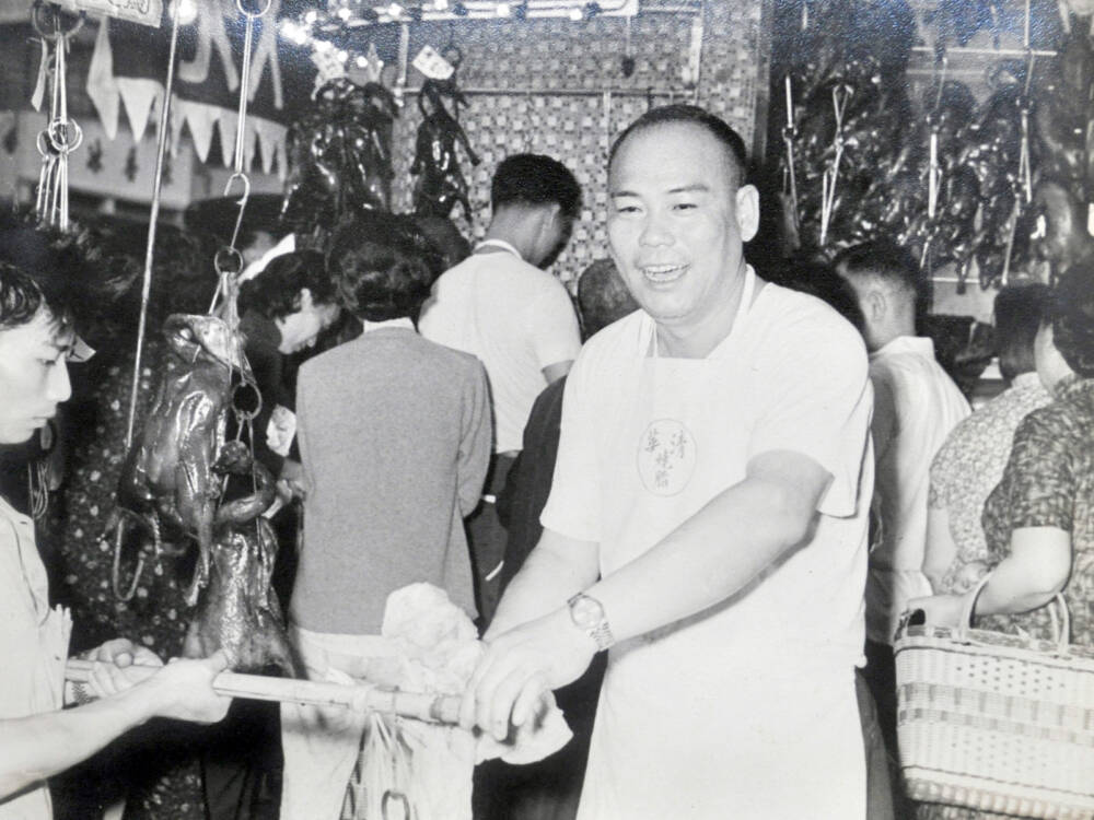 Opa Jack Kwong im eigenen Pekingenten-Shop im Hongkong der 1960er-Jahre / ©Privat