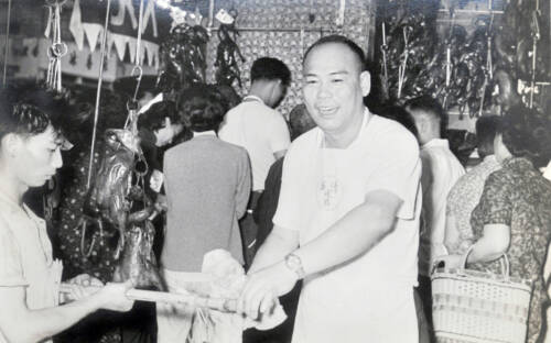 Opa Jack Kwong im eigenen Pekingenten-Shop im Hongkong der 1960er-Jahre / ©Privat