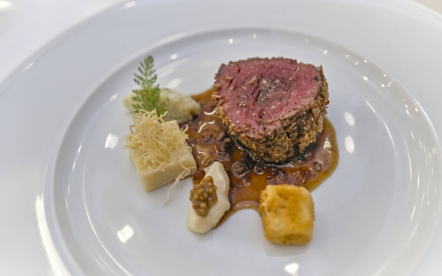 Rinderfilet aus der Region mit Ochsenschwanz-Sauce und Variationen vom Sellerie von Gerhard Wieser / © Marcus Brodt