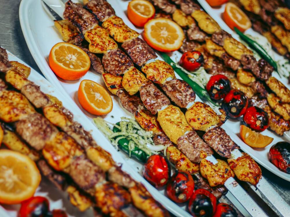 Vielerorts als iranisches Nationalgericht bezeichnet: Tschelo-Kabab, am Spieß gegrilltes Lammfleisch. Dazu wird Reis serviert / ©Unsplash