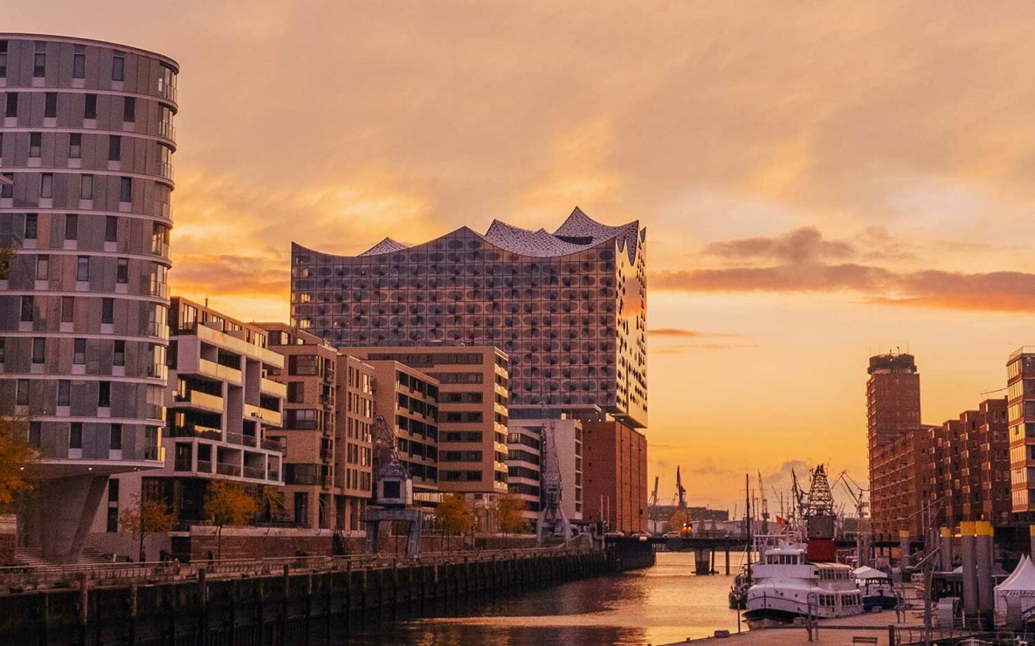 Vor dem Besuch in einem dieser zehn Restaurants in der HafenCity erstrahlt die Elphi im Sonnenuntergang / ©Unsplash/Julia Solonina