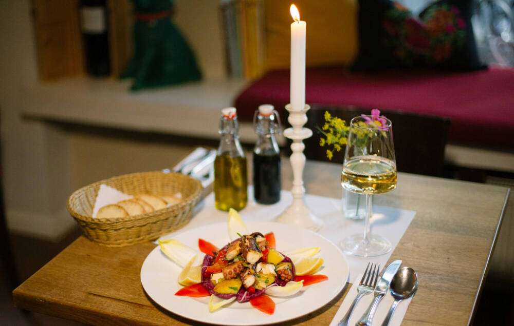 Am kleinen Tisch in der Trattoria Cento Lire warten große Aromen  / ©Cento Lire