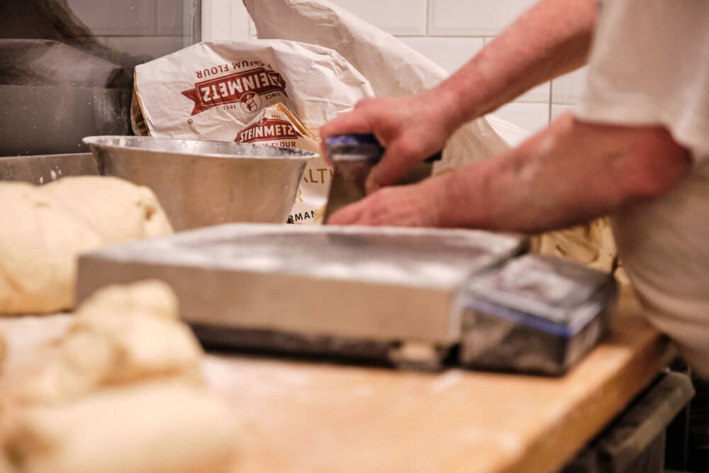 Bei Café Luise, der kleinen Bäckerei gibt’s Tagesbrote. Montags etwa den „Körner Knut“ / ©Café Luise, kleine Bäckerei/Oliver Singh