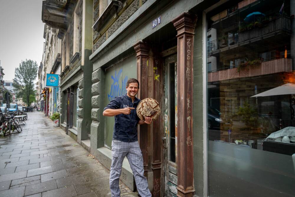 Brotsommelier Tim Lessau vor seinem neuen Brotladen im Karoviertel / ©Braaker Mühle