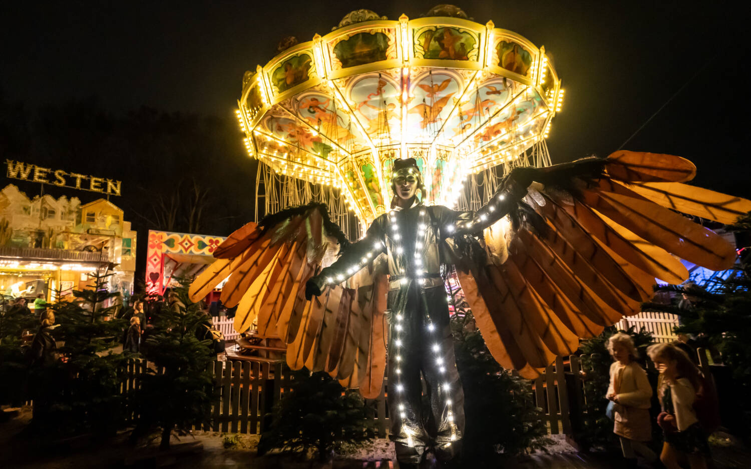 Bunte Lichter zieren den Jahrmarkt auf der Bahrenfelder Trabrennbahn / ©Krafft Angerer