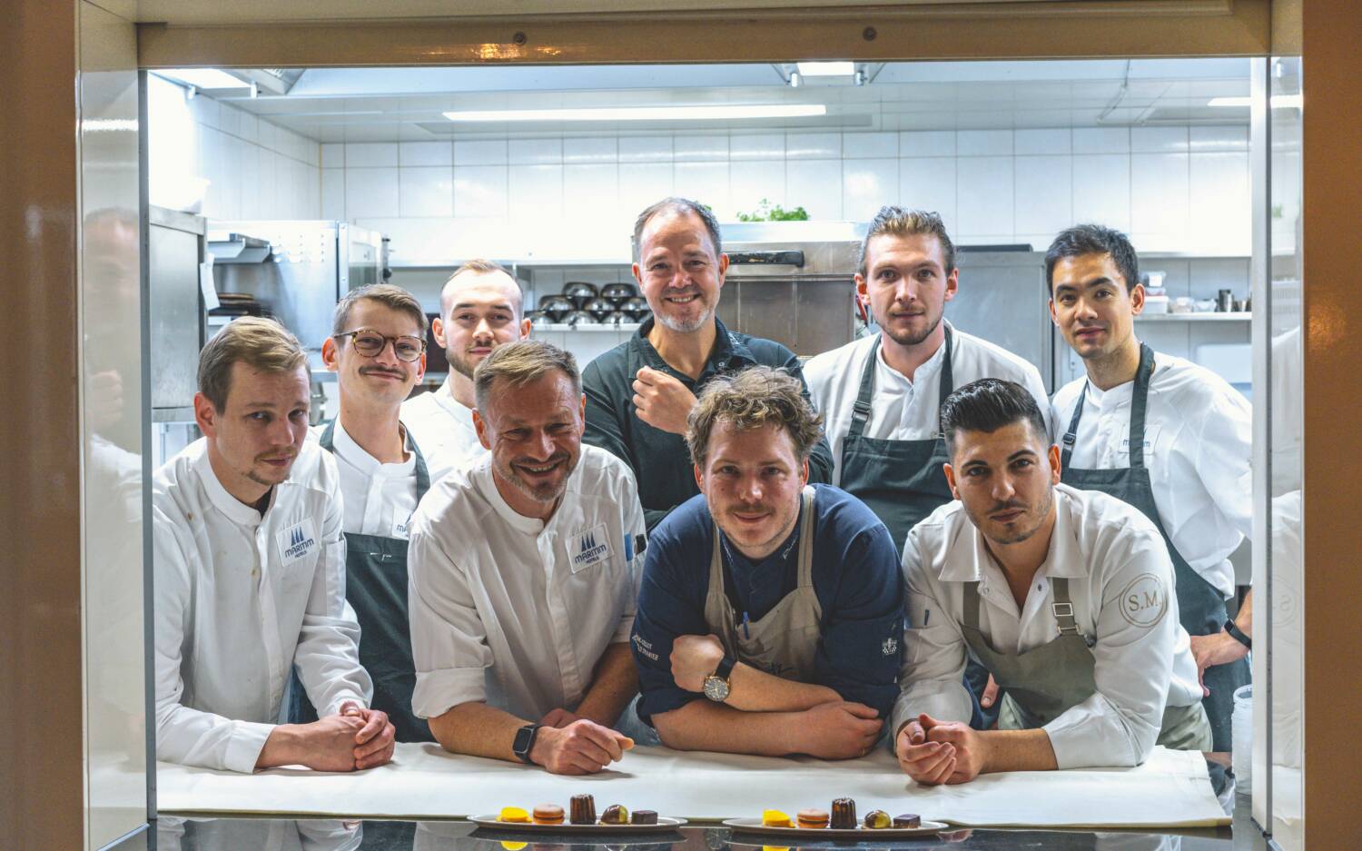 Das Küchenteam vom Rutz und der Orangerie sorgte für einen kulinarischen Abend der Spitzenklasse. In der Mitte der langjährige Küchenchef der Orangerie Thomas Lemke, rechts daneben Küchenchef Dennis Quetsch aus dem Rutz / ©Rutz / Pia Negri