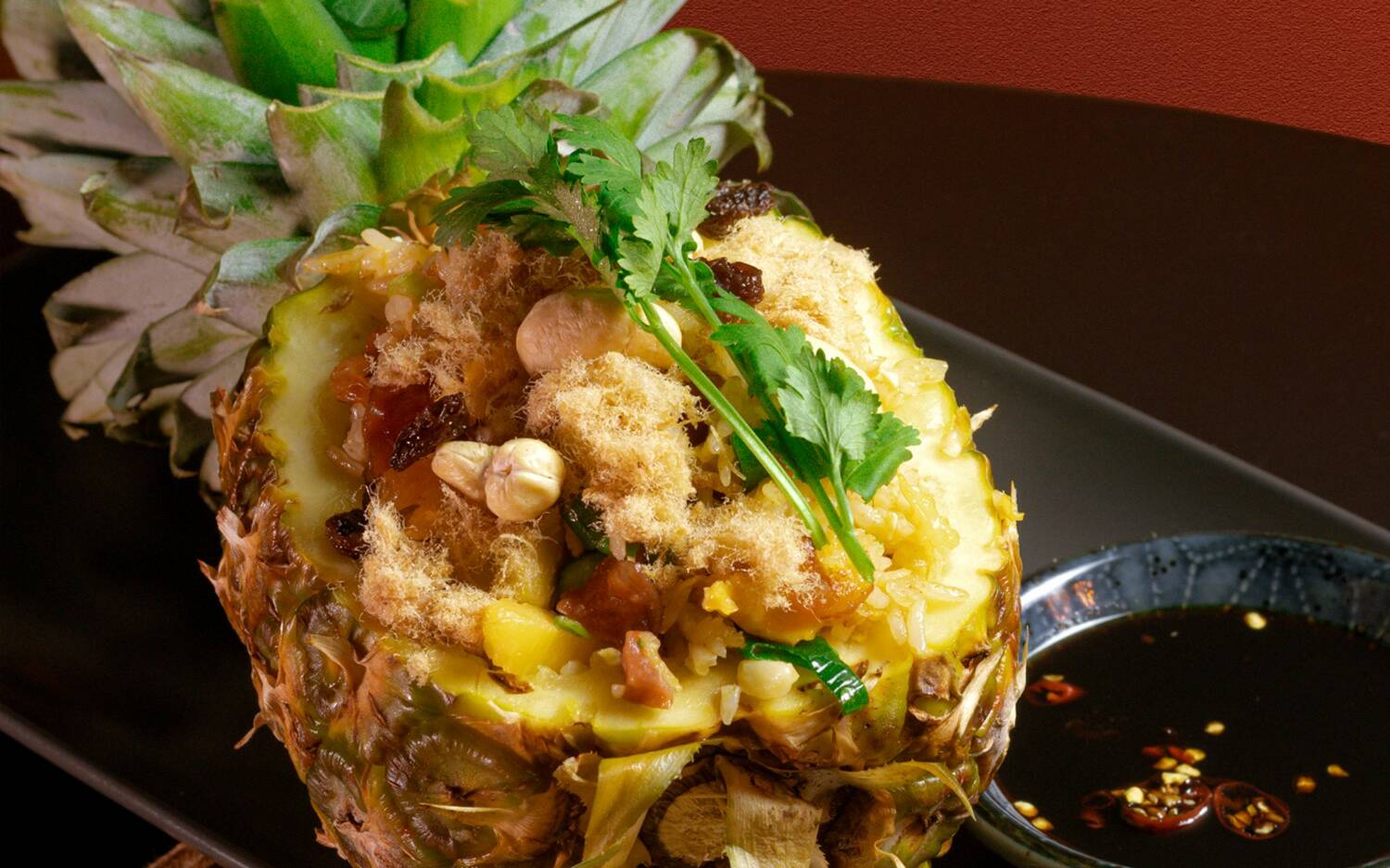 Der „Fried Rice in Pineapple“ besticht durch frische Aromen im Zusammenspiel mit Meeresfrüchten und südostasiatischen Einflüssen / ©Ot Restaurant