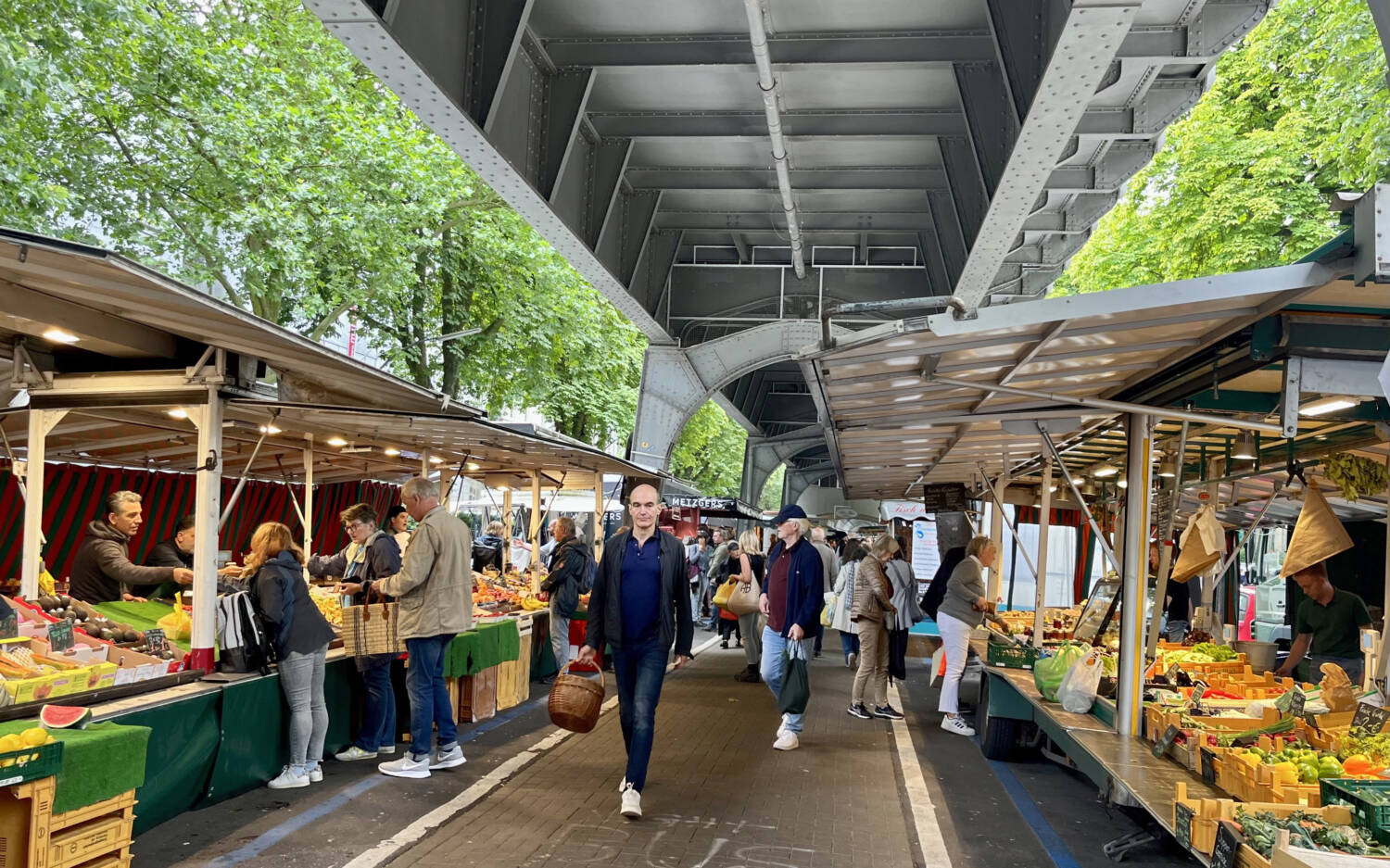 Der Isemarkt unter der Hochbahnbrücke: wohl einer der schönsten Wochenmärkte in Hamburg / ©Szene Hamburg