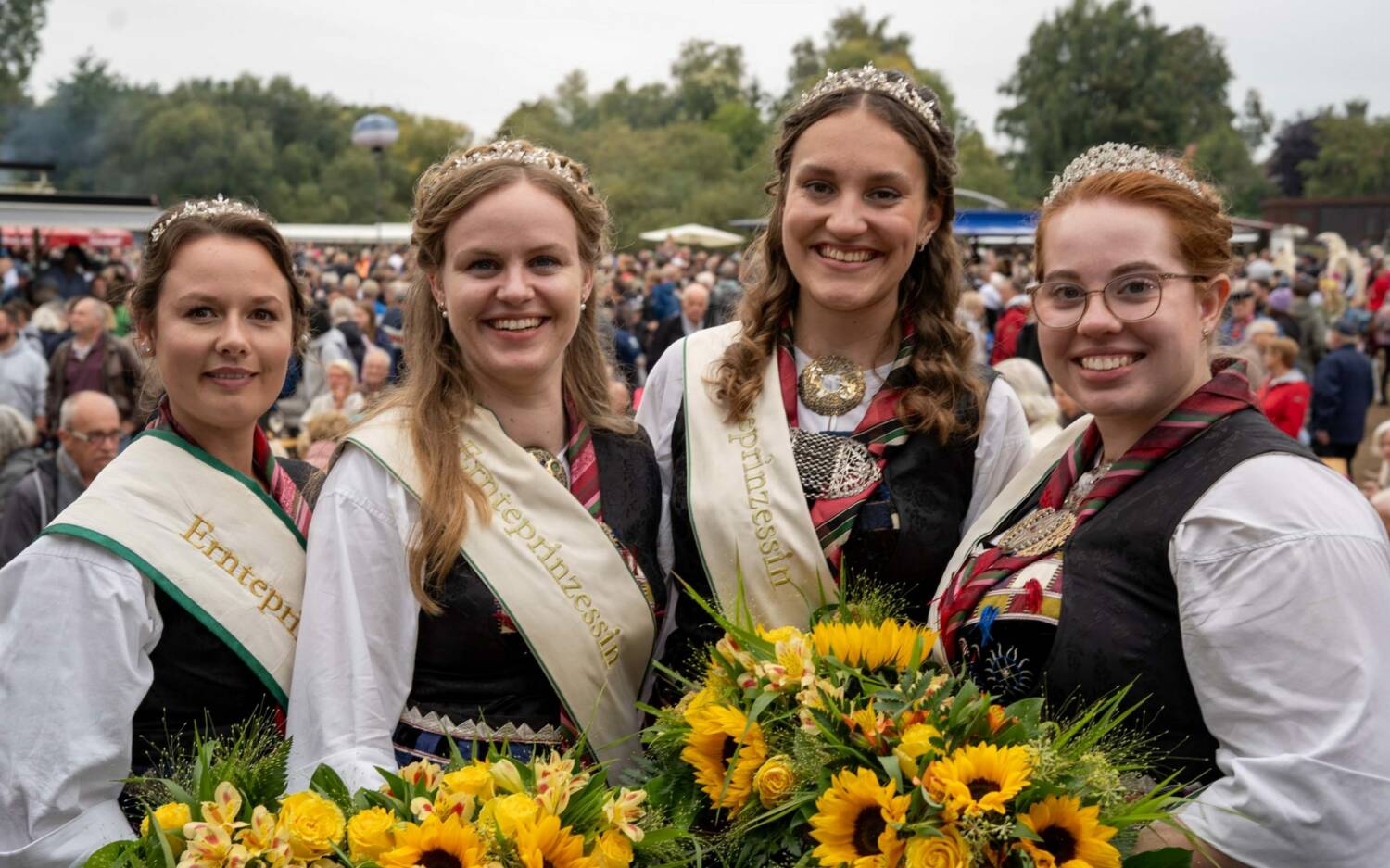 Die amtierenden Ernterprinzessinen und die Erntekönigin Anna Bornhöft (r.)  / ©Förderverein Erntedankfest e.V.