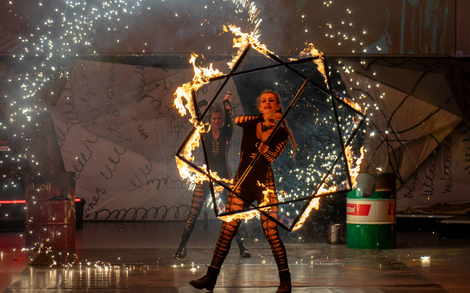 Die diesjährige Show „Twisted“ vereint Feuer, Akrobatik und Illusion / ©Krafft Angerer