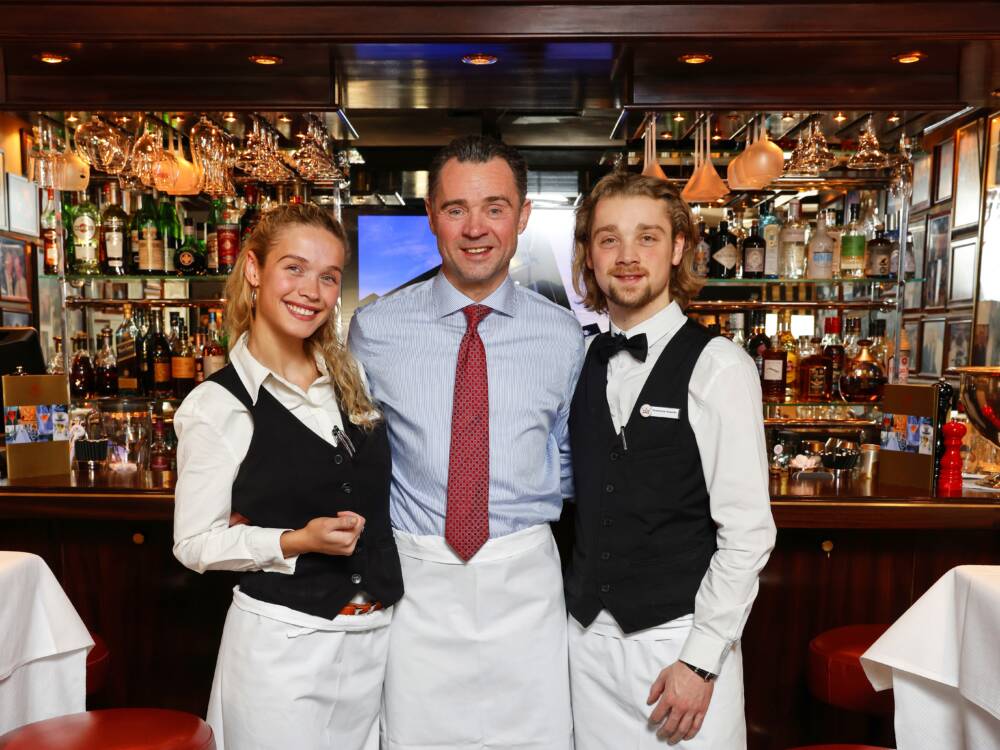 Die nächste Generation: Dirk Kowalke mit seinen Zwillingen Fiona und Konstantin. Auch sie arbeiten seit Jahren mit – ob sie das Restaurant übernehmen werden, ist noch unklar / ©Andreas Costanzo