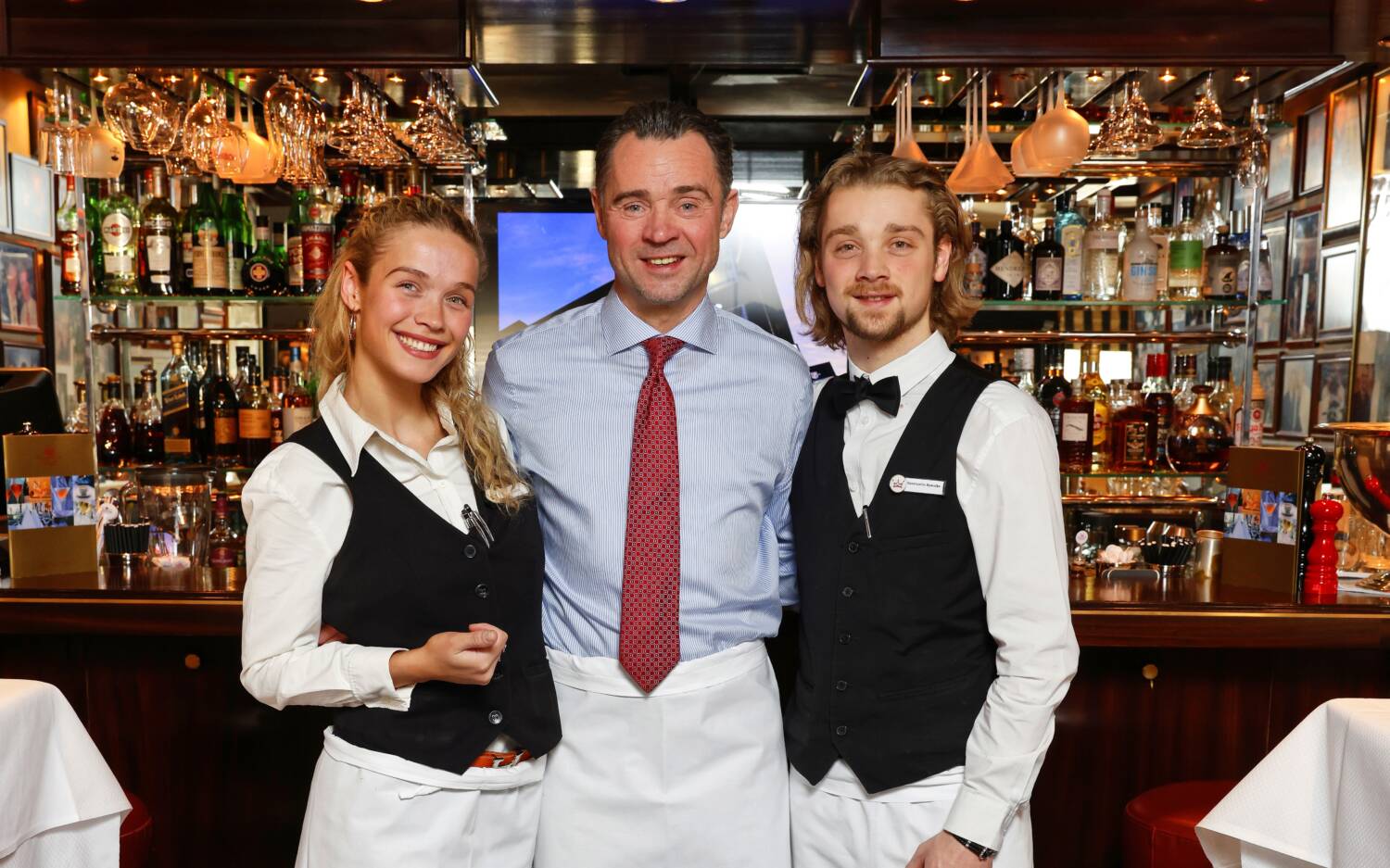 Die nächste Generation: Dirk Kowalke mit seinen Zwillingen Fiona und Konstantin. Auch sie arbeiten seit Jahren mit – ob sie das Restaurant übernehmen werden, ist noch unklar / ©Andreas Costanzo