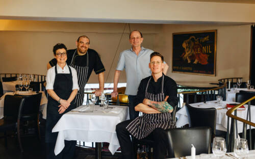 Die Inhaber Elisabeth Füngers und Steffen Hellmann (hinten r.) mit den Küchenchefs Patrick Hornaff (hinten l.) und Malte Scholl / © Julia Schumacher