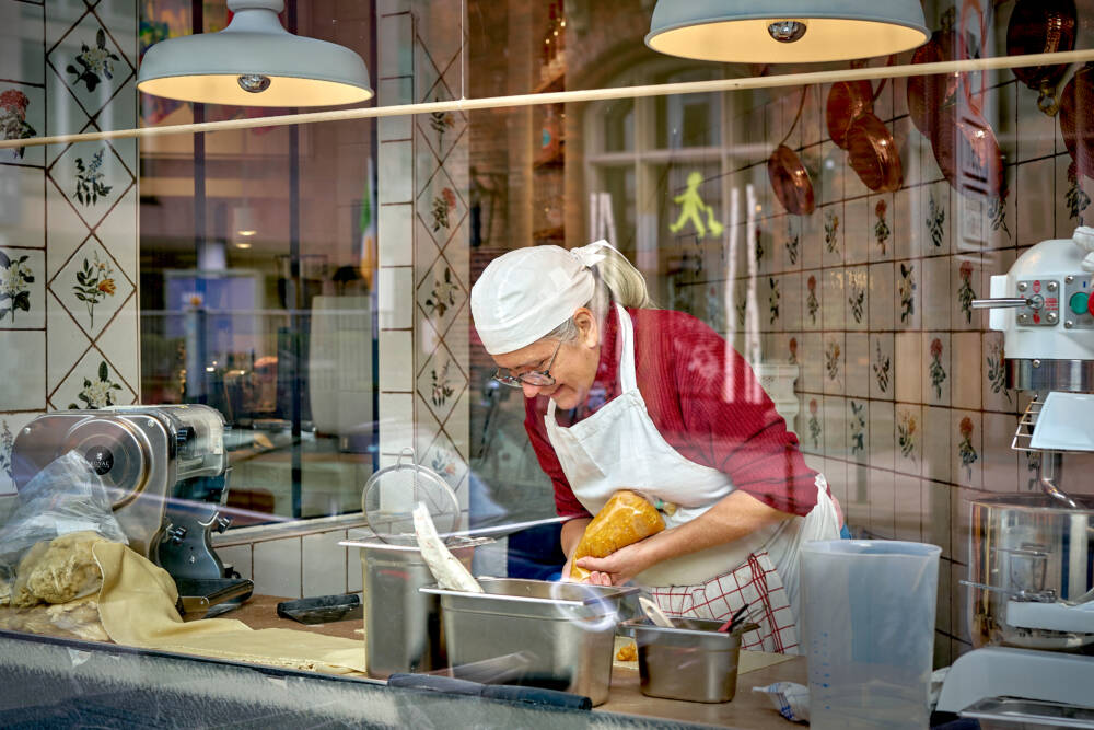 Durchs Fenster kann man den Nonnas im Pasta Autentica bei ihrer Handarbeit zuschauen/ ©Marc Sill