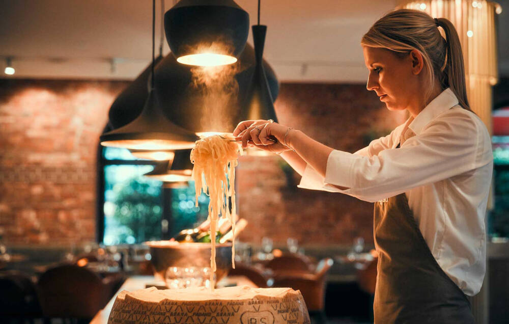 Glücklich-Macher: Tagliatelle aus dem Parmesanlaib / ©Gastwerk Hotel Hamburg