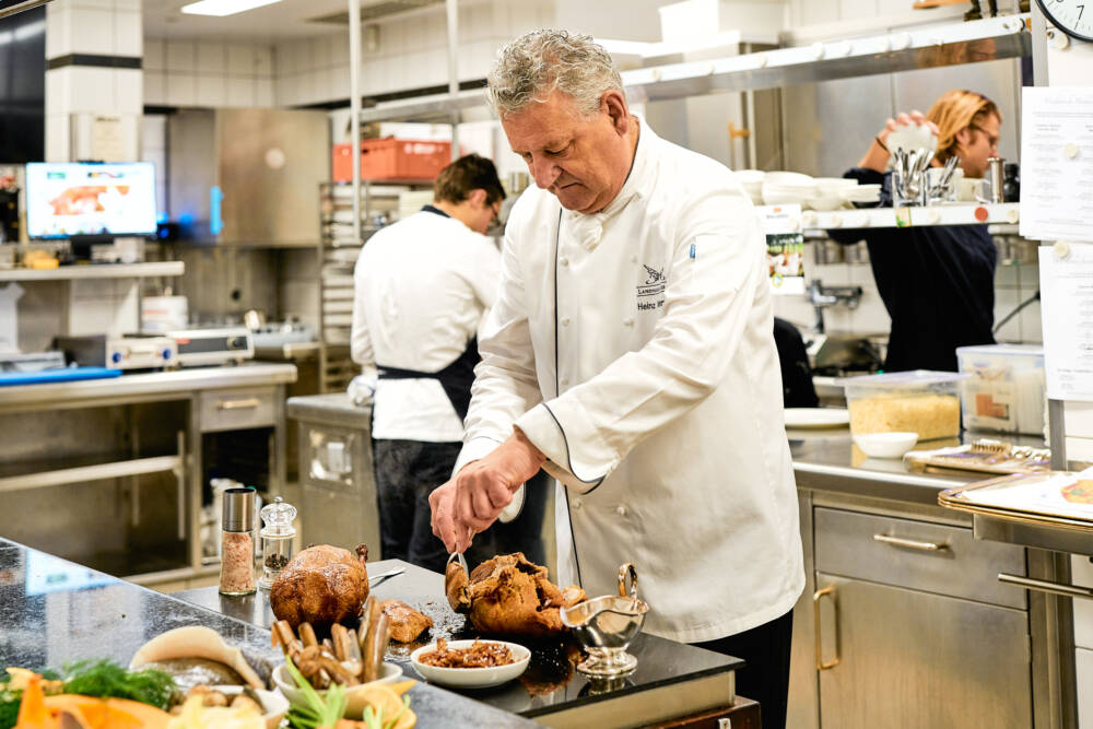 Heinz O. Wehmann tranchiert den Braten / ©Marc Sill