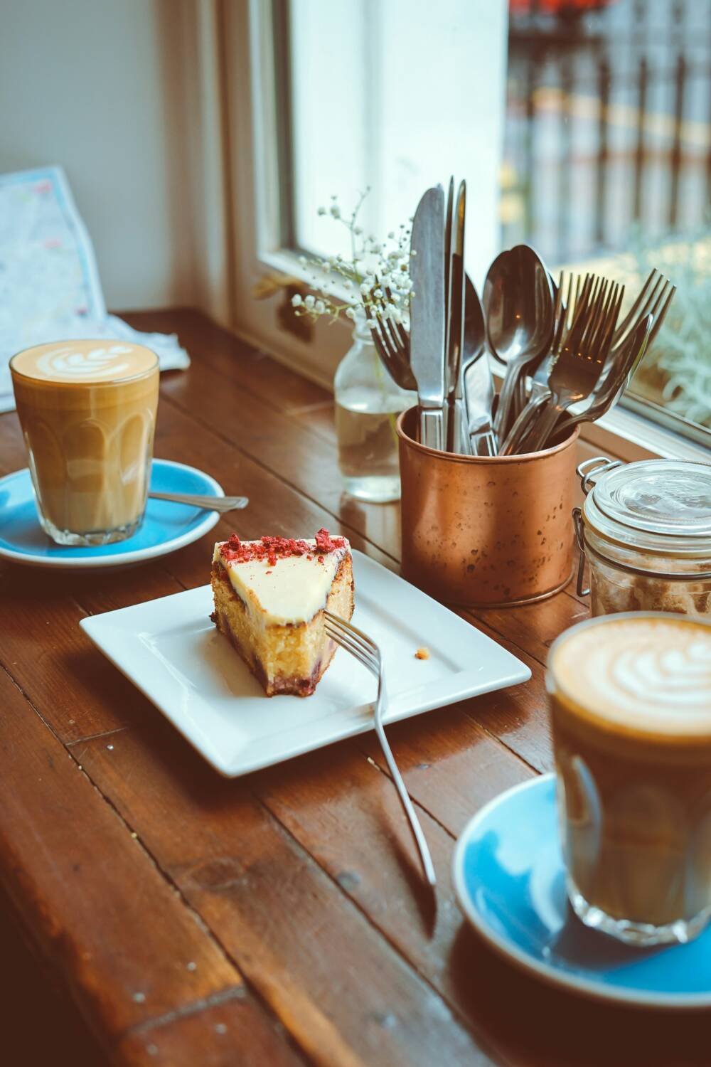 Im Hofcafé Ellerbrook warten täglich zahlreiche Kuchen und Torten / ©Unsplash/Toa Heftiba